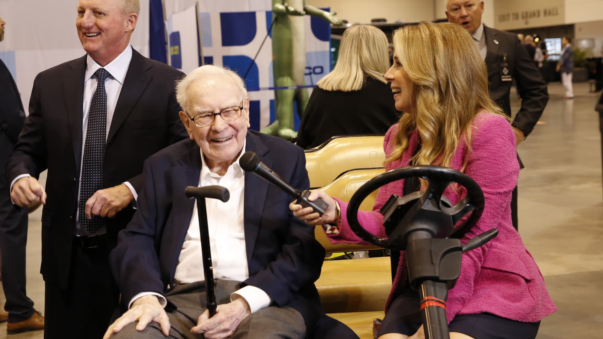 Warren Buffett teams up with NBA superstar Stephen Curry for charity lunch, reviving iconic auction