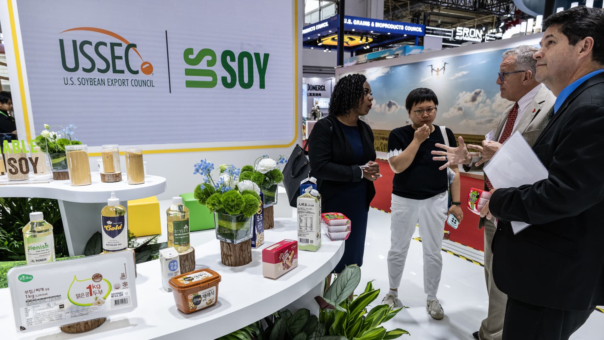 U.S. fights with Brazil for China's giant soybean market